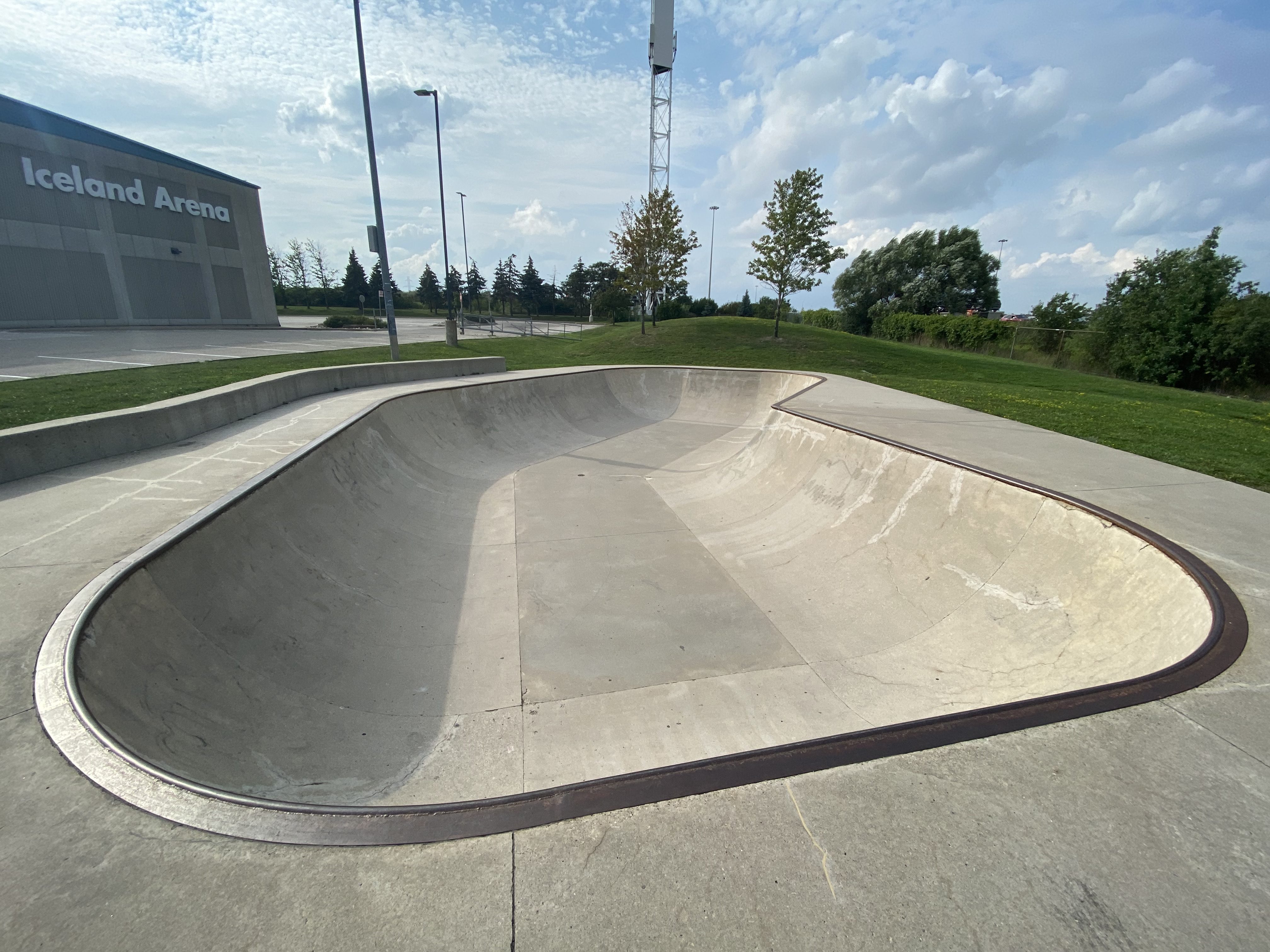 mississauga Iceland skatepark bowl